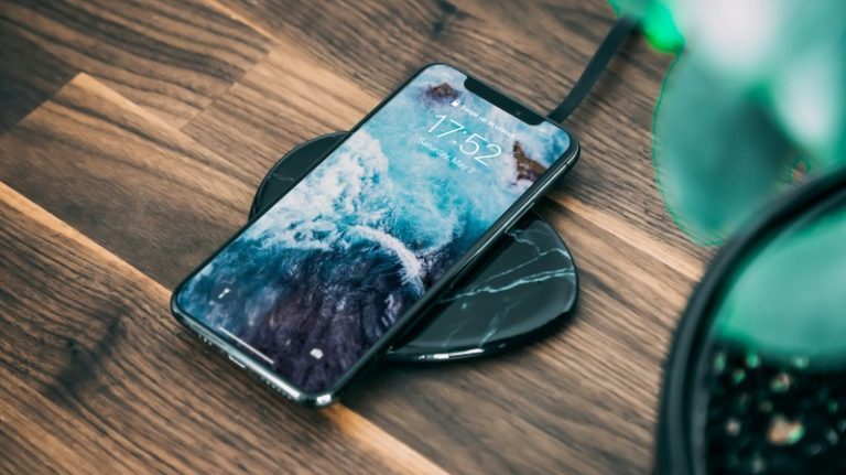 Punjenje mobilnog telefona: bežični vs. kabl
