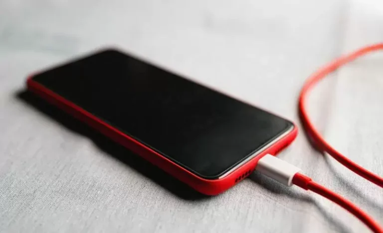 Telefon sa bržim punjenjem ili većim kapacitetom baterije? Koja je opcija bolja?
