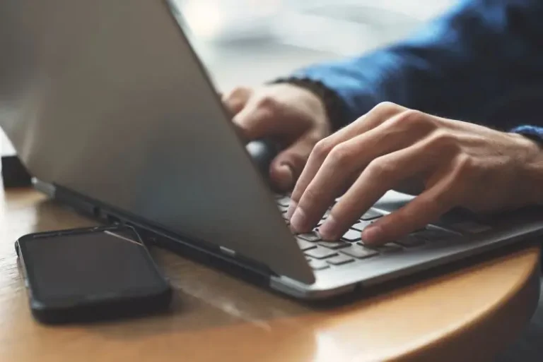 Moj Windows PC "Zaglavio se" u tamnom režimu? Evo rešenja!
