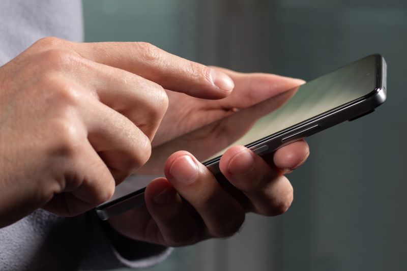 mobilni telefon u ruci