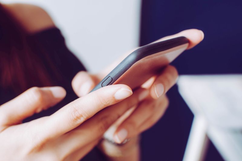 mobilni telefon u ruci